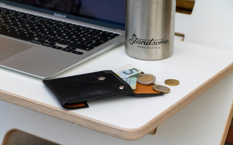Laptop and wallet representing streaming settlement money